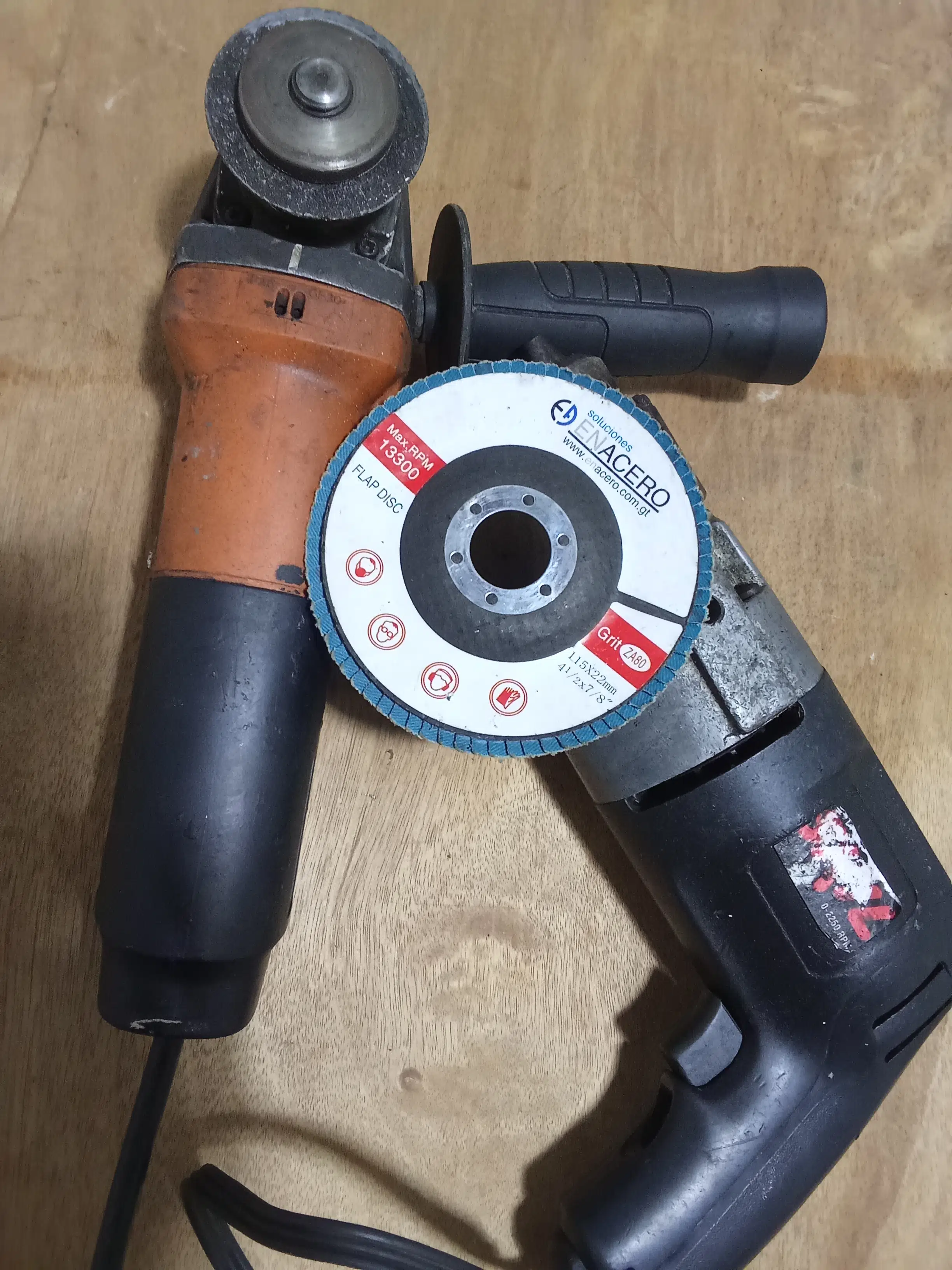 Combo Pulidora y Barreno funcionando Truper